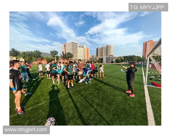 以足球球星挂像为核心展现绿茵精神与奋斗风采