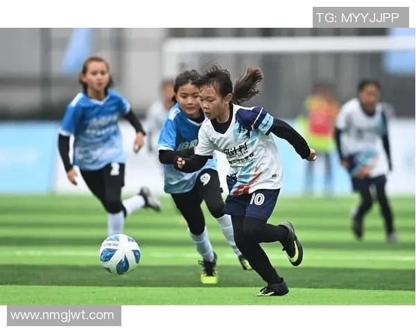 足球明星妻子现身赛场展现风采引全场瞩目助力丈夫拼搏追梦